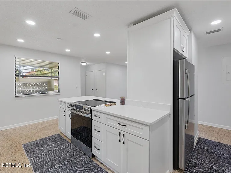 863 Westgate Dr — Photo 12