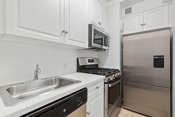 2nd image of 249 E 57th St #5H