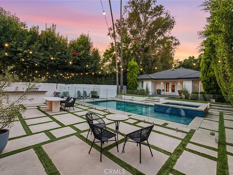 13135 Chandler Blvd — Photo 8