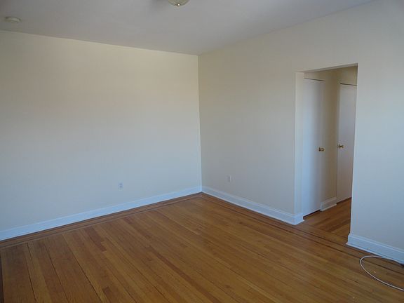 4th image of 9 Gifford Ave APT 402