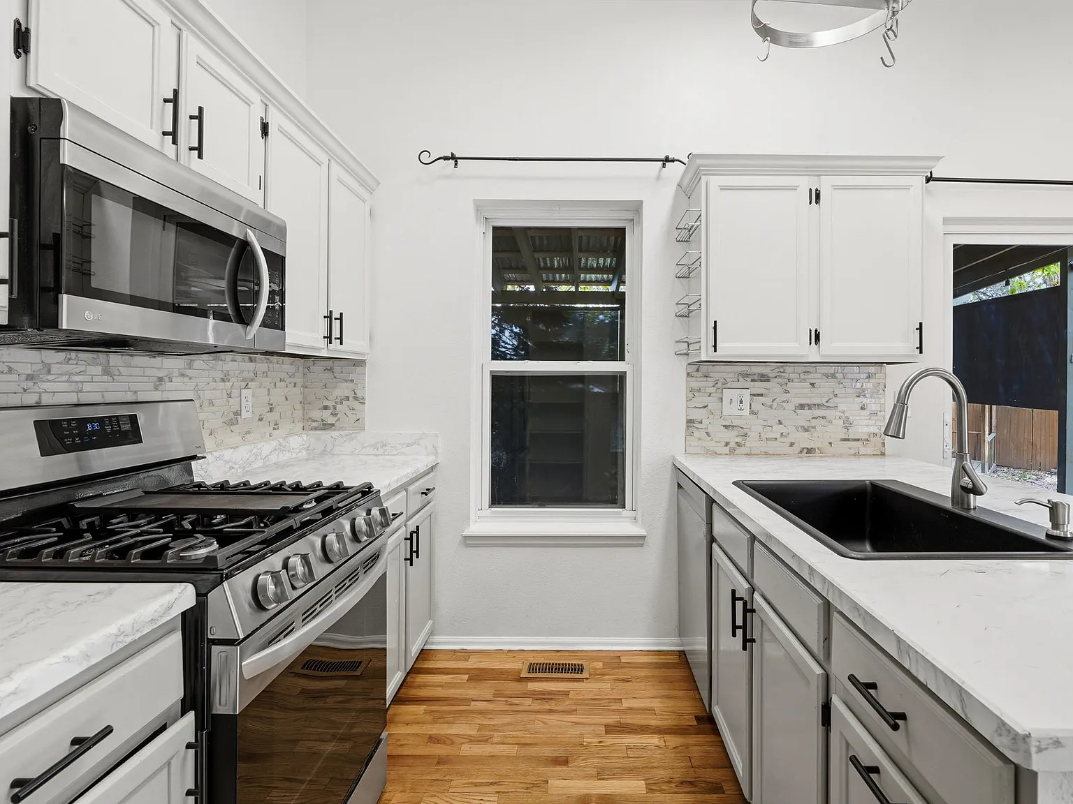 3 bed, 2063 sqft, $2,850 — Photo 3
