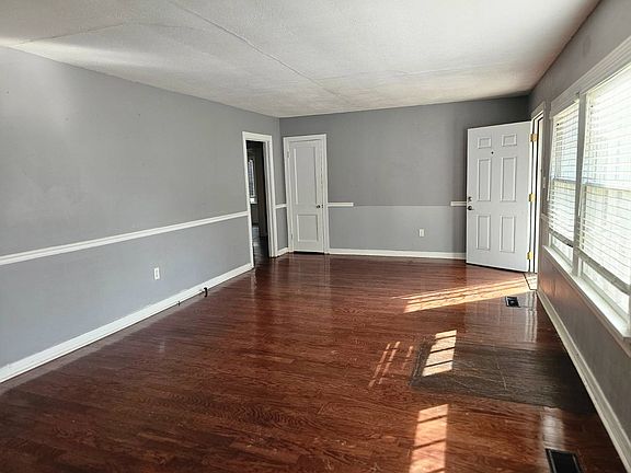 4th image of 818 Maple #0