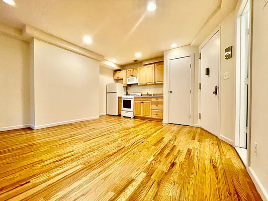 Rented by HOLTON REAL ESTATE INC. | media 11