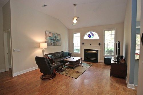 4th image of 100 Great Lake Dr
