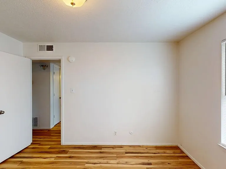 Quality 2 Bed / 1 Bath Apts - Close to I-25, UNM, and KAFB — Photo 42