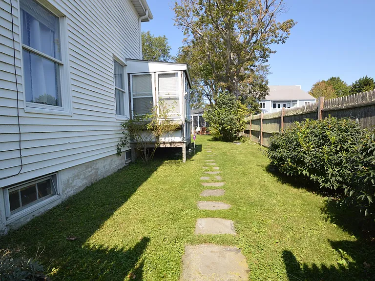 28 Merton Rd #2 — Photo 10