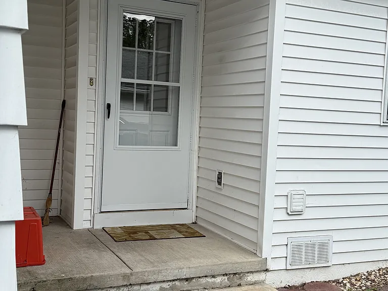 517 E Linn St — Photo 4