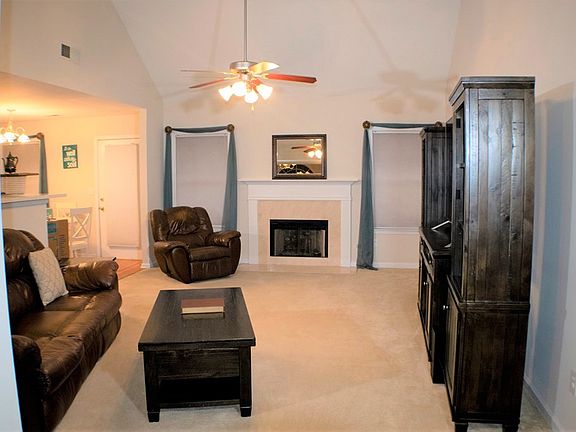 3rd image of 122 Camilla Dr