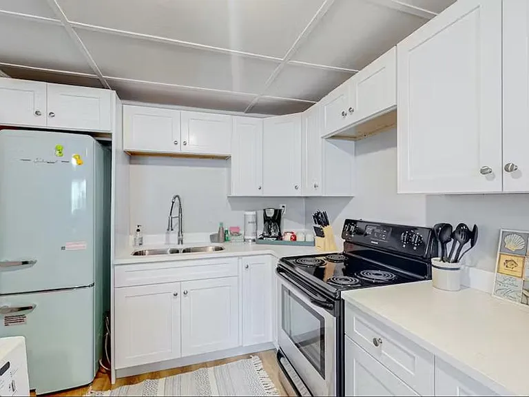 7304 Beach Dr — Photo 4