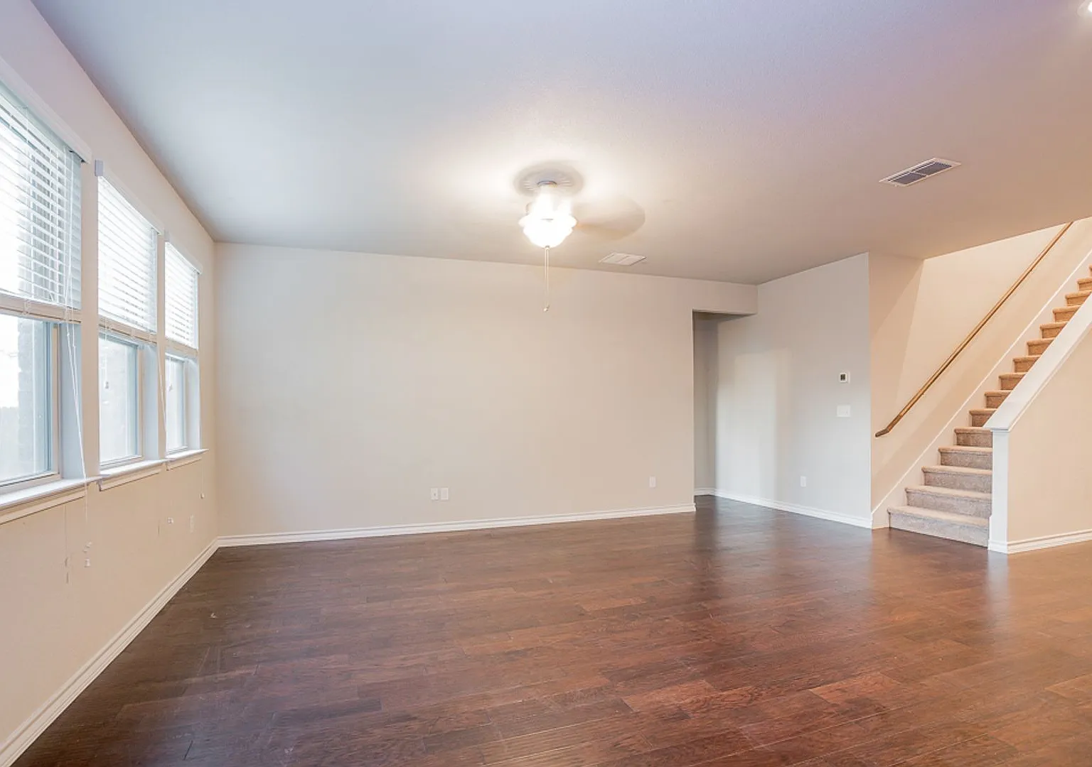 Spacious 5BR/3BA Home in Leander Open Concept, Quartz Kitchen & 2-Car Garage — Photo 4