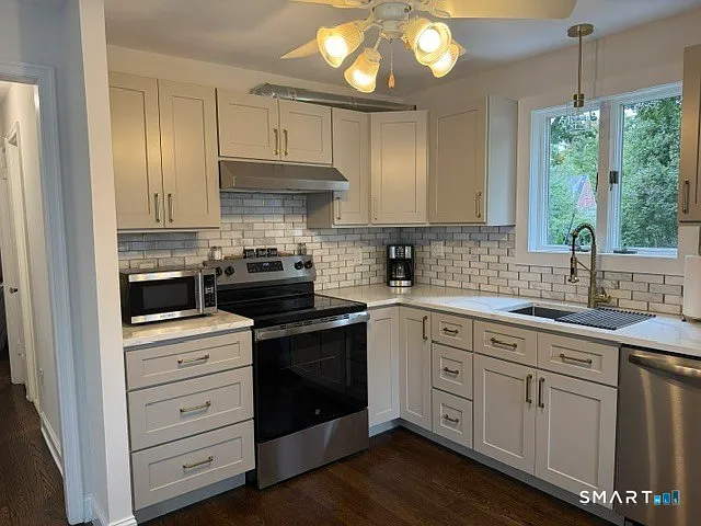 3 bed, 1.0 bath, 1042 sqft, $2,700 — Photo 4