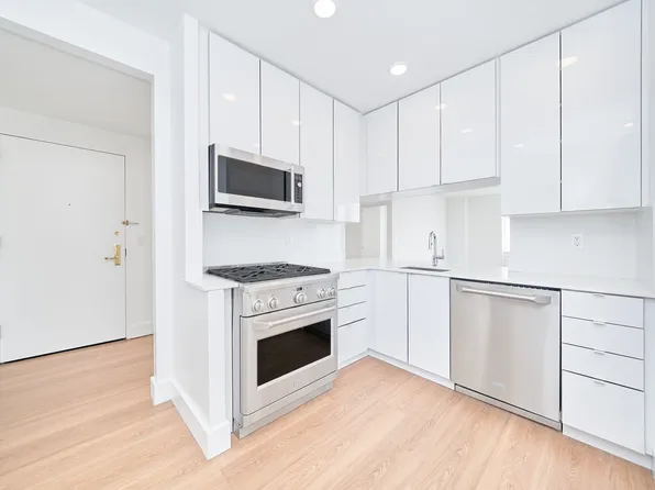 160 Riverside Boulevard image 5 of 18