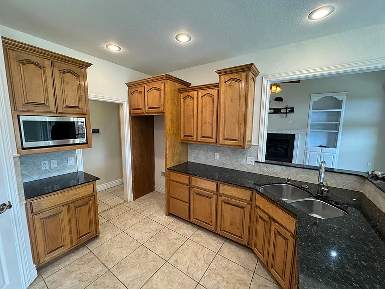 407 Lyndal Ln — Photo 8