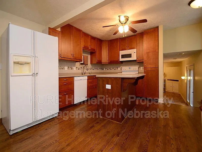 3 bed, 3.0 bath, 2011 sqft, $2,250 — Photo 3