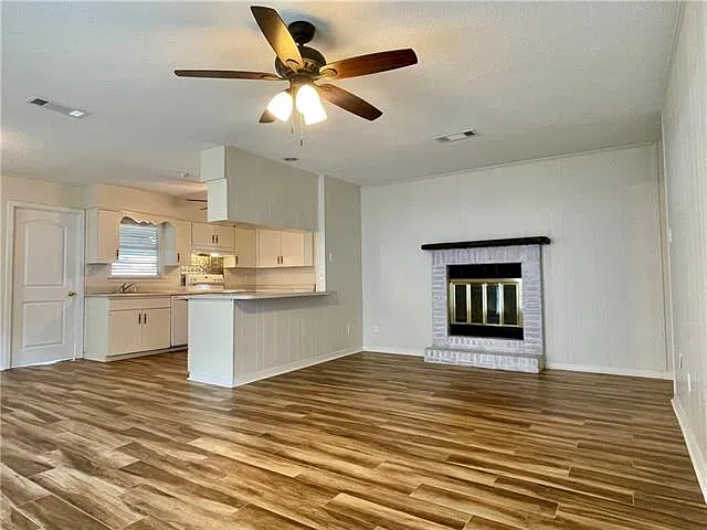 921 Ridgelake Dr — Photo 2