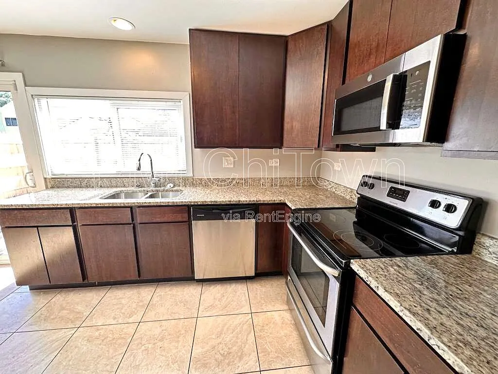 3 bed, 2.5 bath, $2,350 — Photo 4