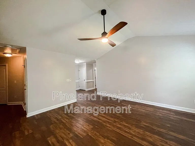 1621 Kershaw Loop — Photo 3