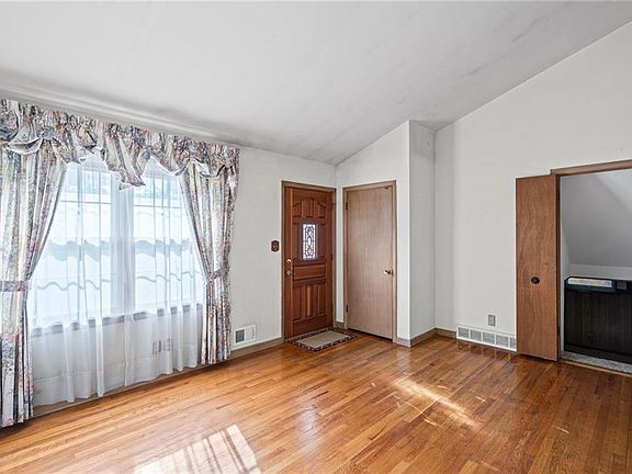 5th image of 7426 Stearns St