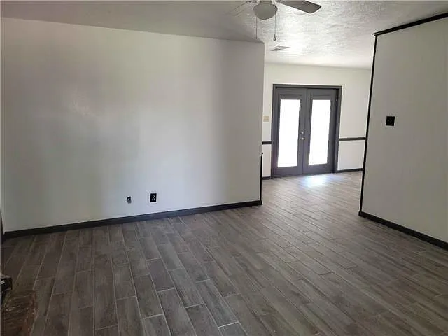 212 Dianne Dr — Photo 2