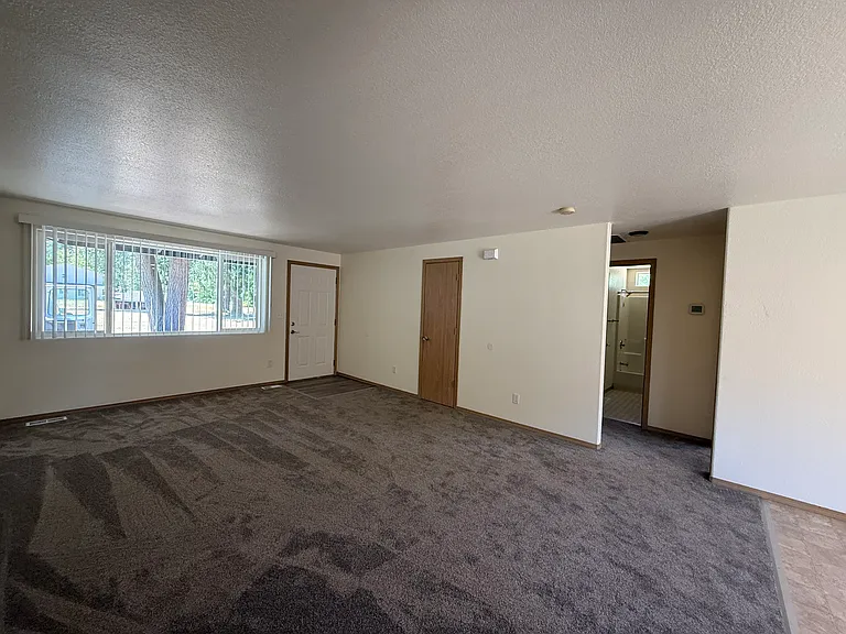 4035 16th Ln NE — Photo 5