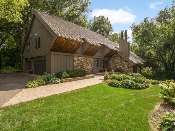 694 Maple Park Dr, Mendota Heights, MN 55118