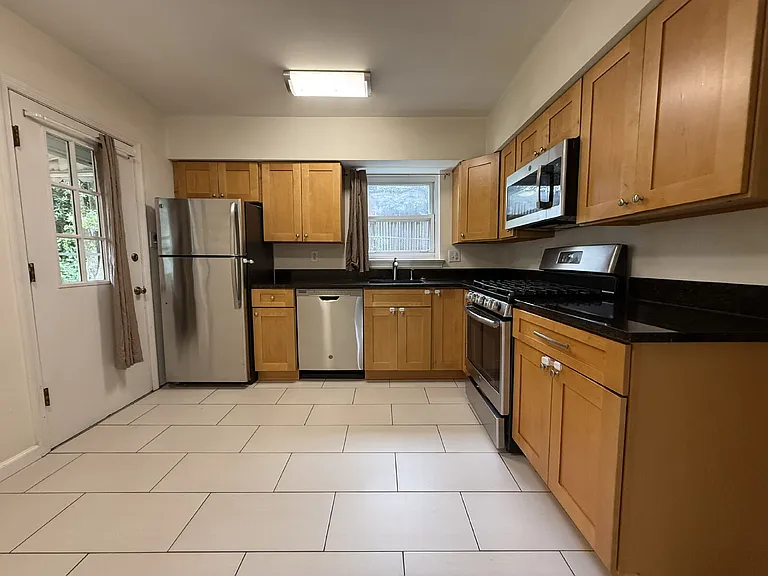 5835 Mount Vernon Dr — Photo 3