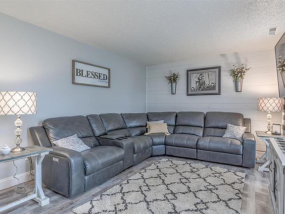 5th image of 812 N Suncrest Dr