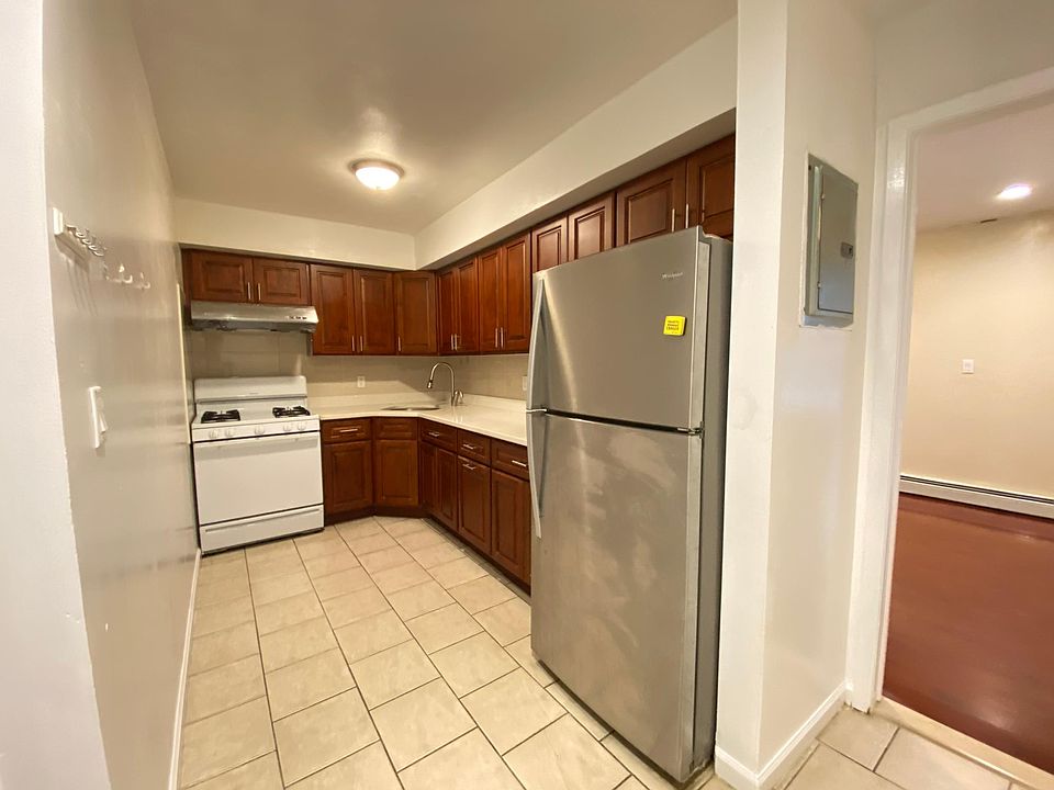 1st image of 456 Swinton Ave #1