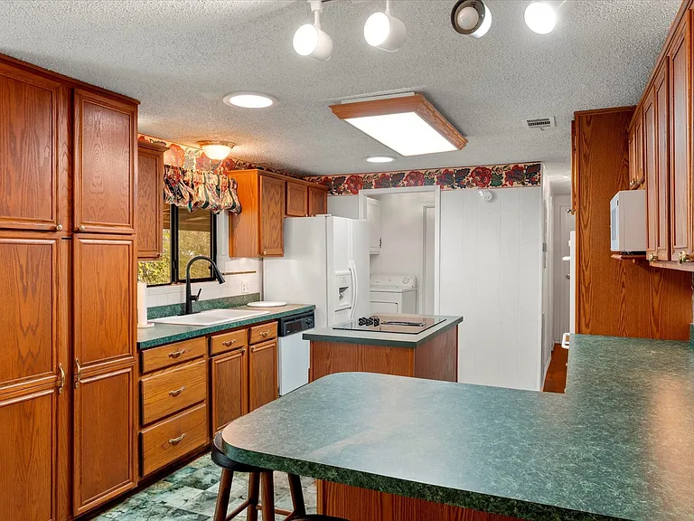 602 Legendary Ln — Photo 8