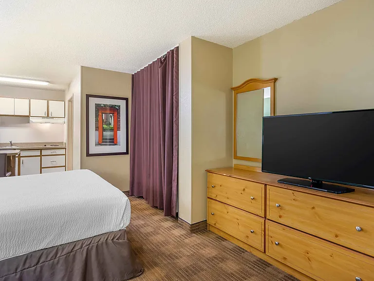 Deluxe Studio - 1 King Bed