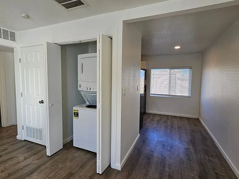 219 Candelaria Rd NW — Photo 9
