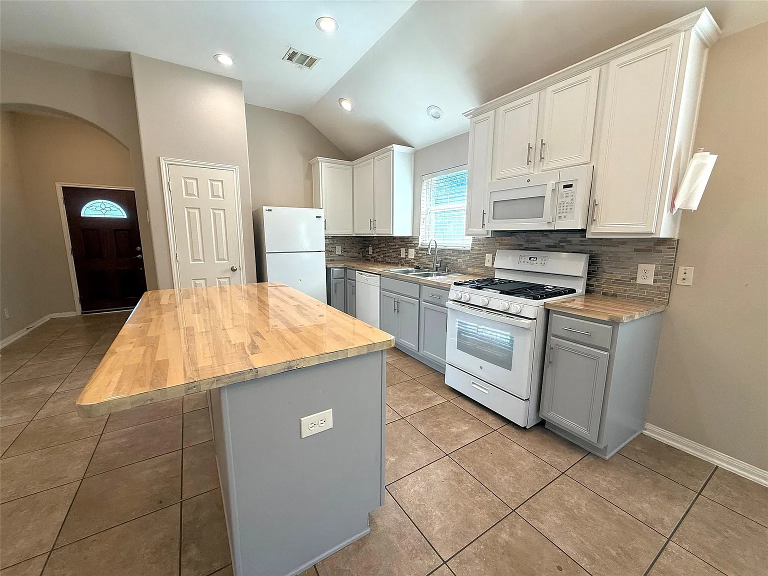 3 bed, 2.0 bath, 1592 sqft, $1,900 — Photo 4
