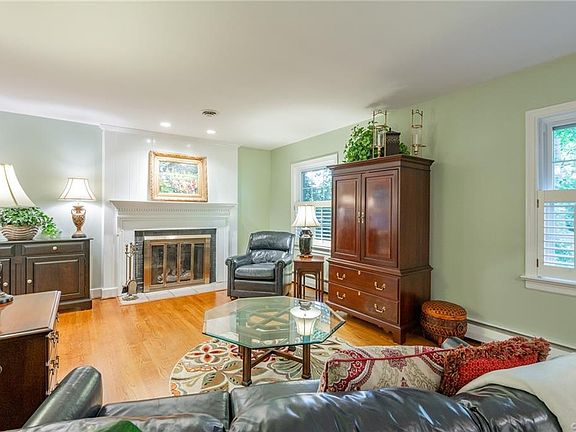 5th image of 1107 1/2 Essex Ave