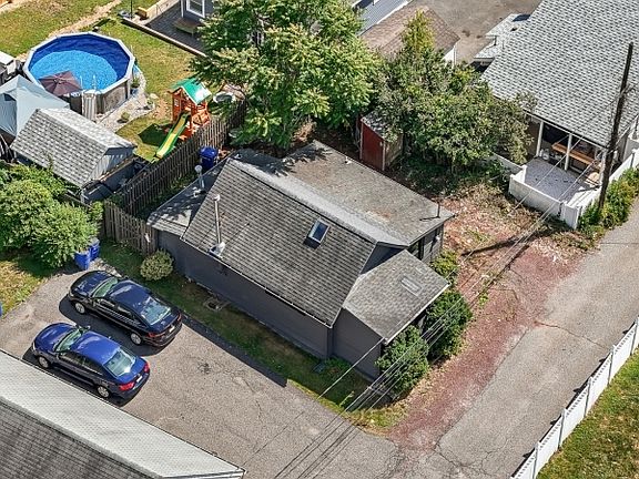 2nd image of 2 Knowles Ln