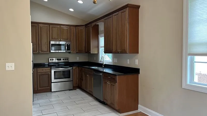 4 bed, 2000 sqft, $2,500 — Photo 3
