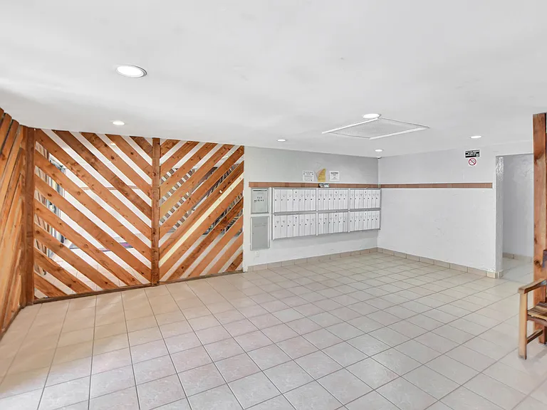 450 NW 20th St #2020 — Photo 2