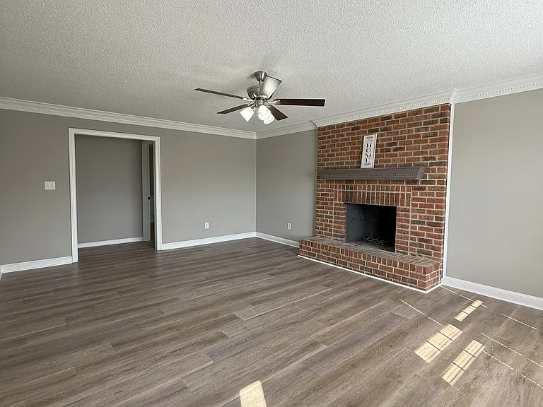 1050 Aiken Rd — Photo 2