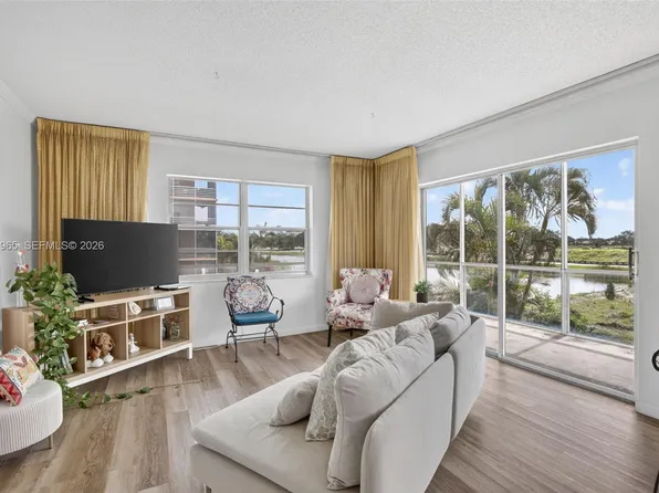 3048 Sunrise Lakes Dr E APT 221, Fort Lauderdale, FL 33322