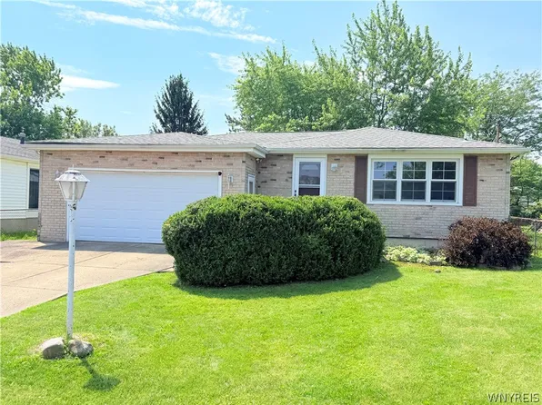3920 Brian Ct, Hamburg, NY 14075