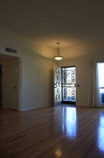 9' Ceiling Living Room