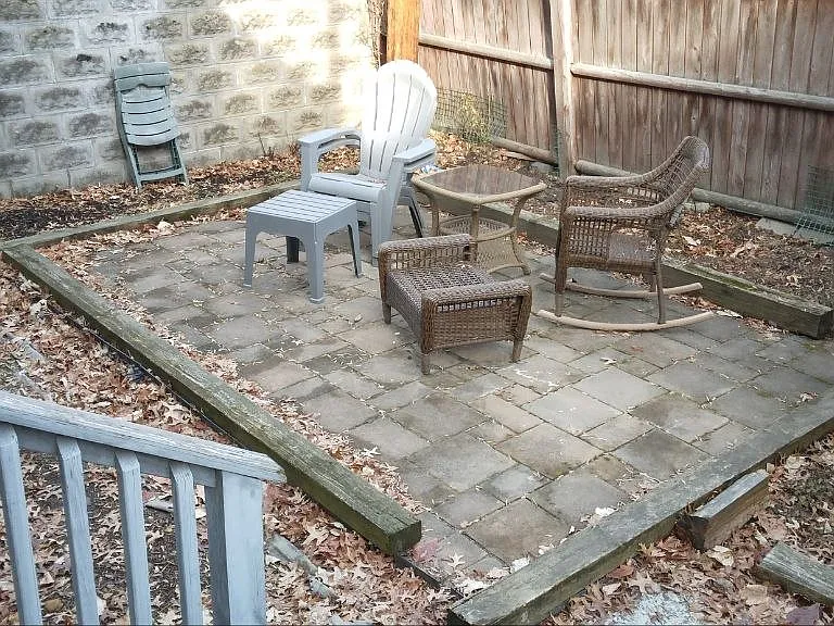 Courtyard out back. Sorry for all the leaves in the photo. It was past season. Looks a lot better normally. Can decorate as you like.