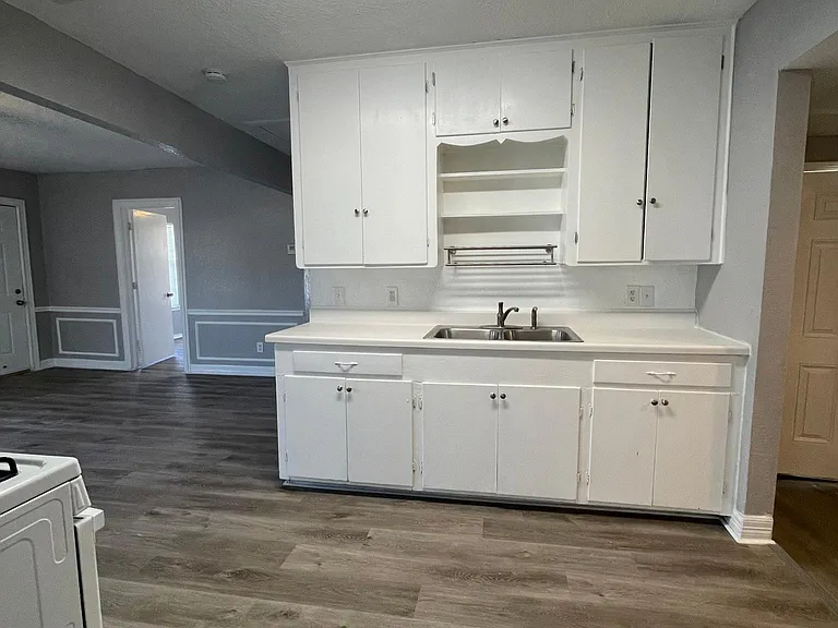 1074 Poinsettia — Photo 2