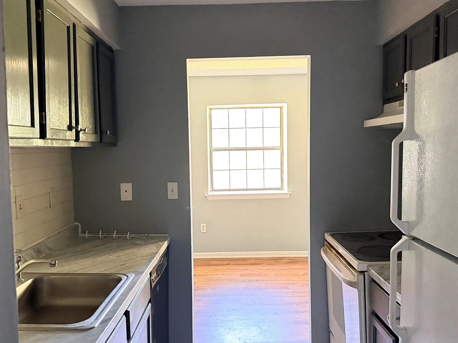 2 bed, 1.0 bath, 945 sqft, $1,690 — Photo 2