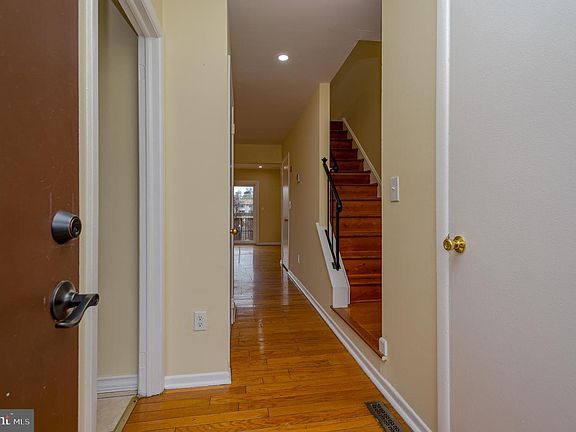 3rd image of 598 Greenwich Ct