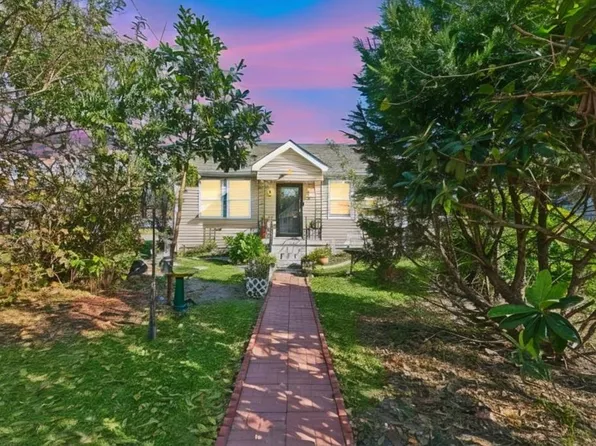 221 W Urquhart St, Chalmette, LA 70043