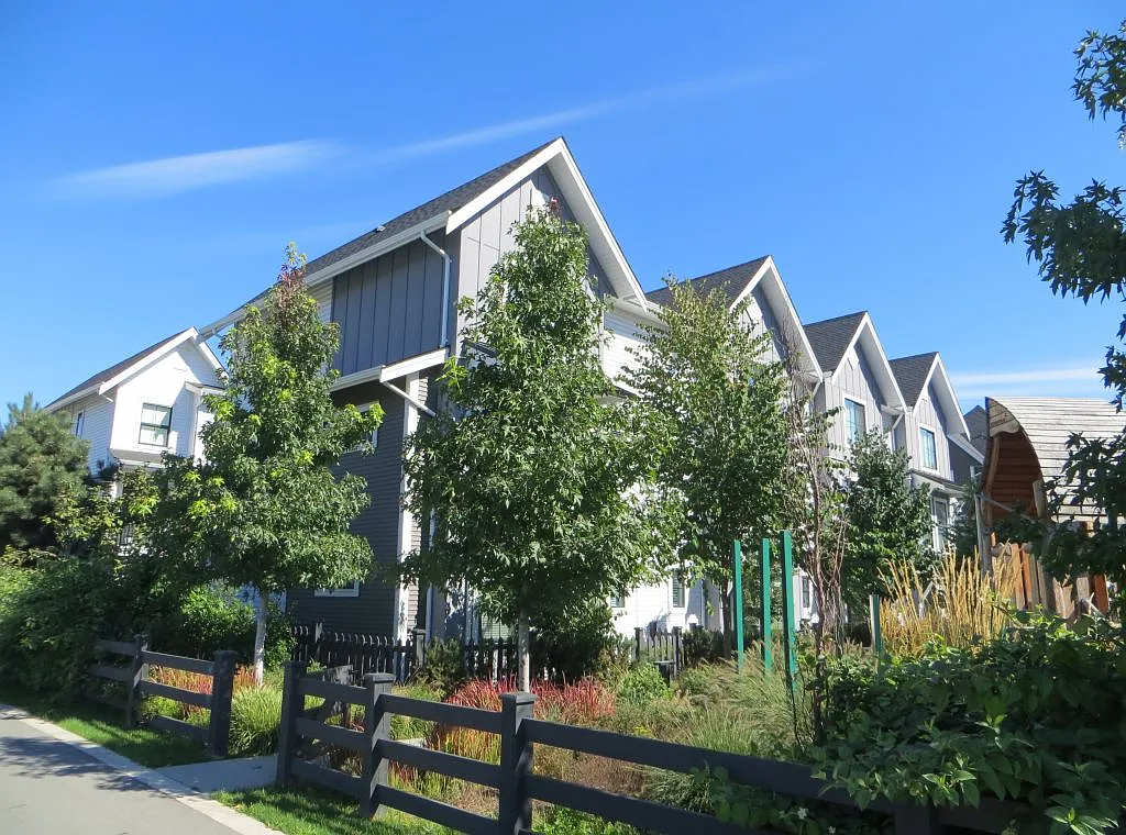 3 bed, 2.5 bath, 1350 sqft, $6,450 — Photo 1