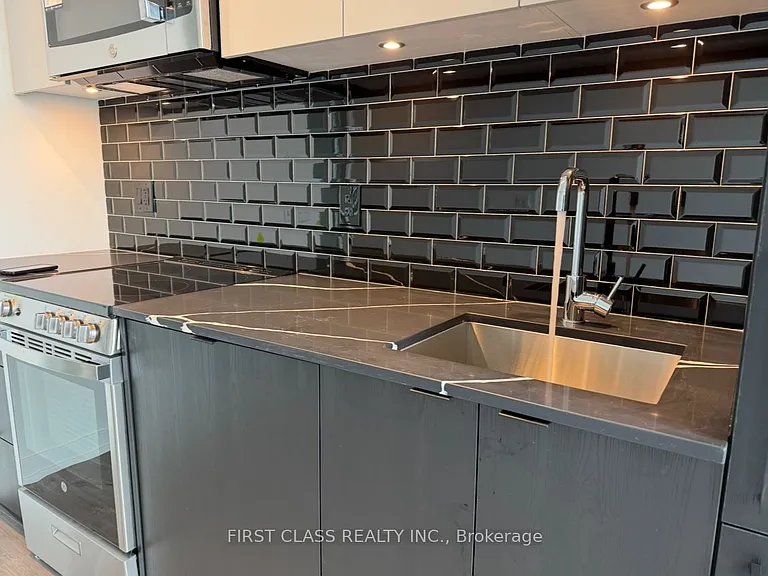 285 Dufferin St #504 — Photo 8