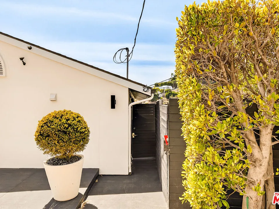 8810 Hollywood Blvd #1/2