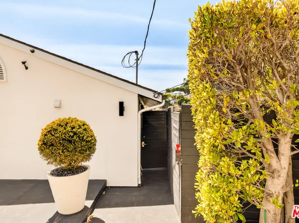 8810 Hollywood Blvd #1/2, West Hollywood, CA 90069