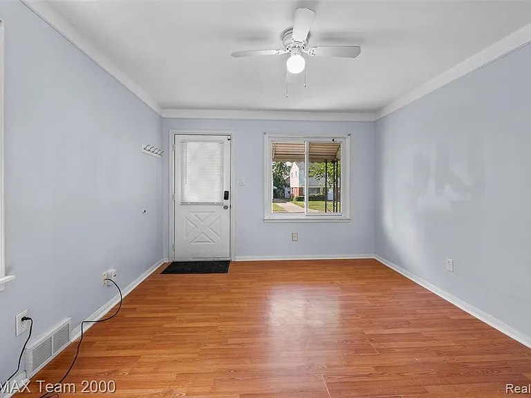 34080 Harroun St — Photo 10